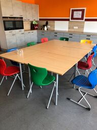 Vorschaubild Die Schulküche und Aufenthaltsraum in der Mittagspause