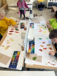 Vorschaubild Die Kinder der 1b beim Blattdruck.jpg