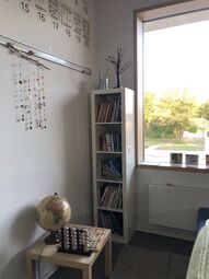Vorschaubild <span style="color:#2A2A48;">In der Leseecke können die Kinder sich zum Lesen zurückziehen und sich entspannen.</span>